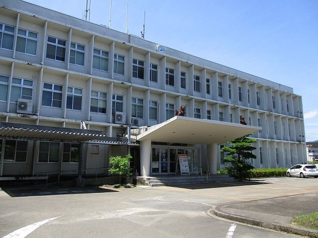 近くの日南市役所まで2,400m（徒歩30分）