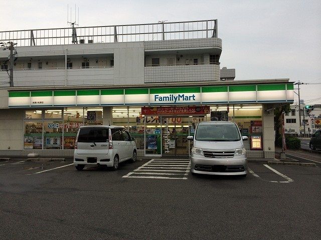 近くのファミリーマートまで650m（徒歩9分）