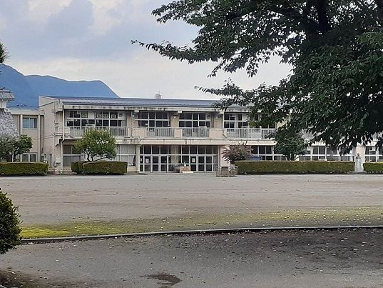 近くの沼田市立沼田小学校まで900m(徒歩12分)