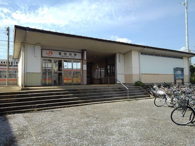 近くのJR富田浜駅まで450m（徒歩6分）
