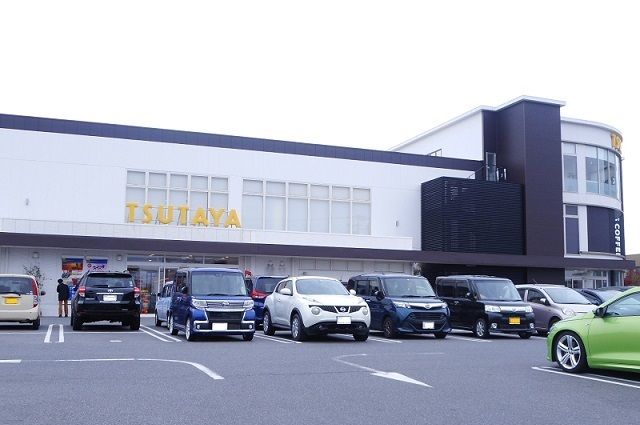 近くのＴＳＵＴＡＹＡ角盤町店まで500m（徒歩7分）