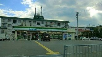 近くのファミリーマートまで270m（徒歩4分）