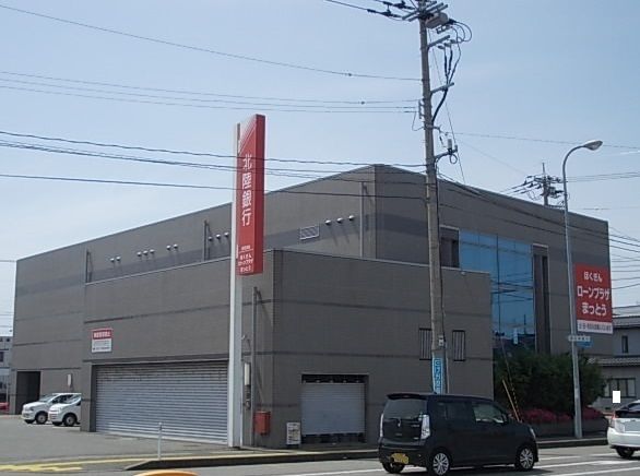 近くの北陸銀行松任支店まで500m(徒歩7分)