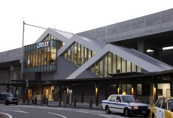 近くのJR松任駅まで700m（徒歩9分）