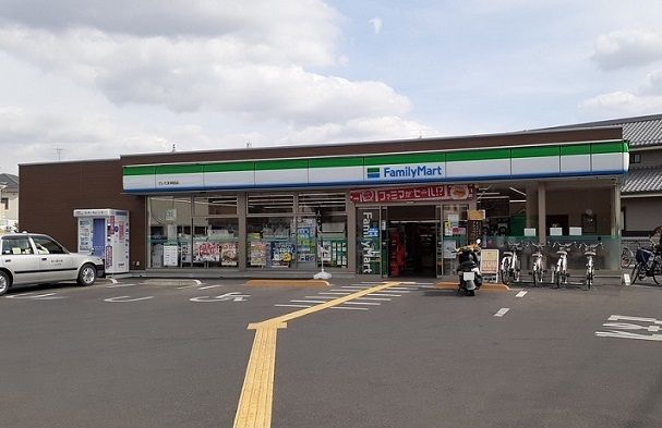 近くのファミマ　さいたま神田店まで300m（徒歩4分）