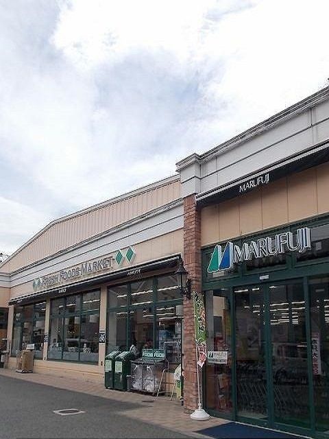 近くのマルフジ福生店まで450m（徒歩6分）