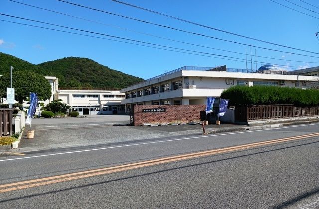 近くの西予市立宇和中学校様まで750m（徒歩10分）