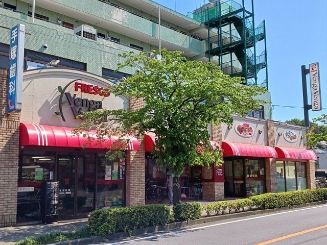 近くのフレスコベンガベンガ長沢店まで550m（徒歩7分）