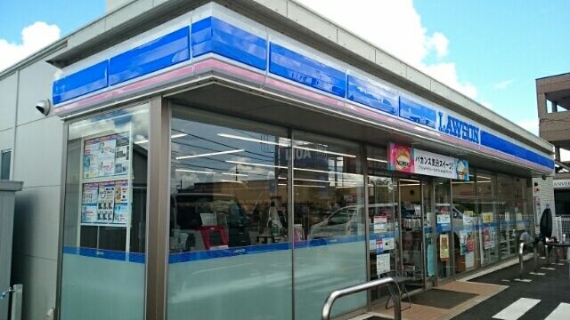 近くのローソン四街道鹿渡店まで230m（徒歩3分）