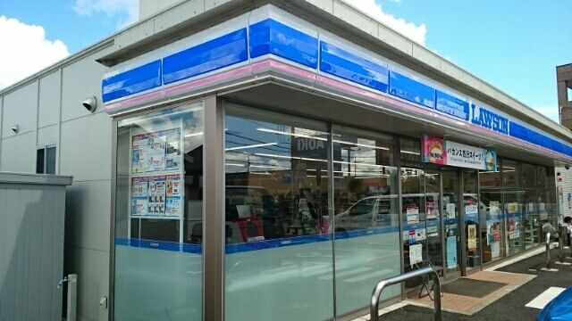 近くのローソン四街道鹿渡店まで260m（徒歩4分）