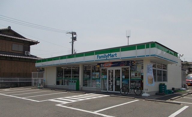 近くのファミリーマート鈴鹿ひばりケ丘まで500m(徒歩7分)