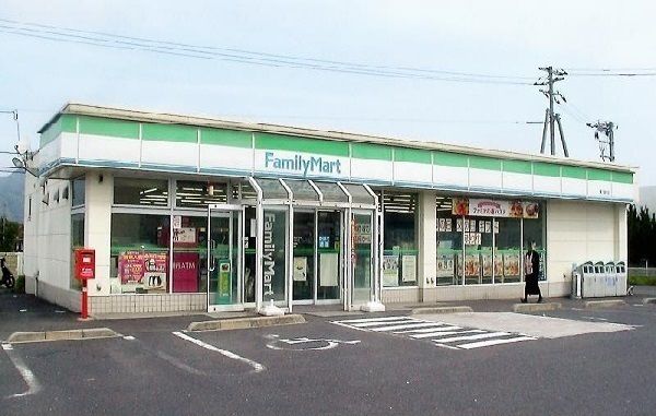 近くのファミリーマート斐川富村店まで700m（徒歩9分）