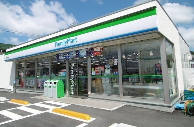 近くのファミリーマートまで650m（徒歩9分）