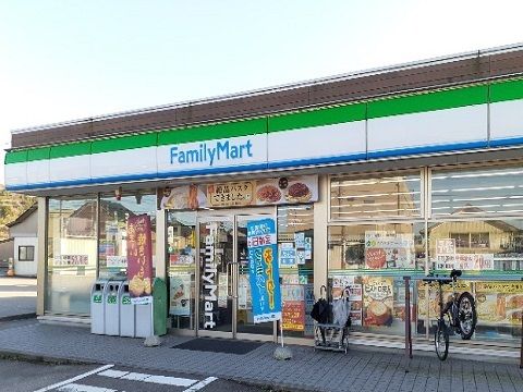近くのファミリーマート富山八尾福島店まで500m(徒歩7分)