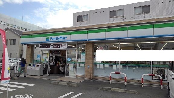 近くのファミリーマートまで650m（徒歩9分）