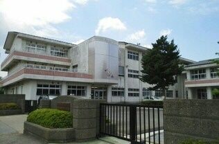 近くの本城小学校まで1,200m（徒歩15分）