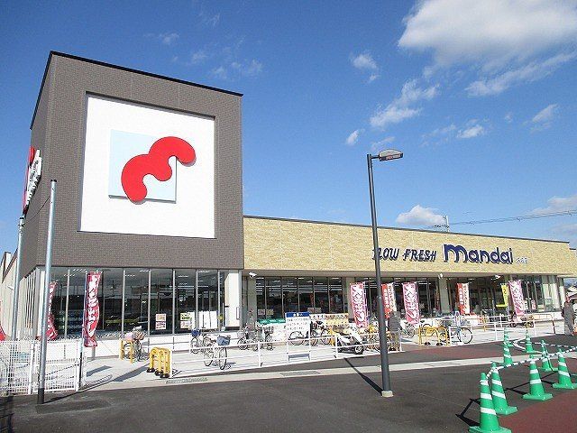 近くの万代坊城店様まで550m（徒歩7分）