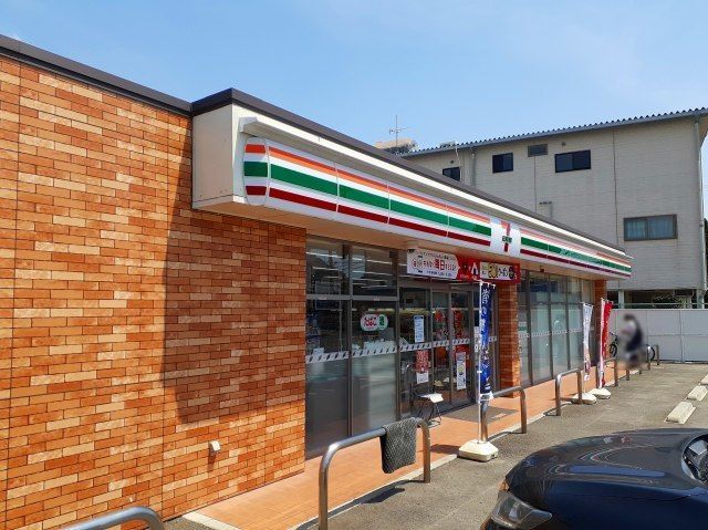 近くのセブンイレブン壺川１丁目店まで500m（徒歩7分）