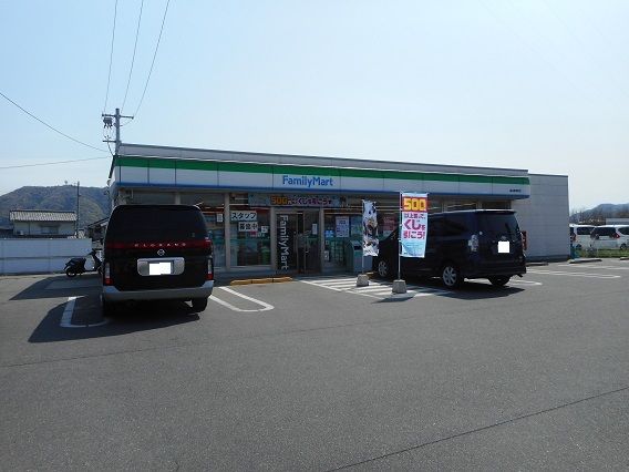 近くのファミリーマート福山駅家店まで600m（徒歩8分）