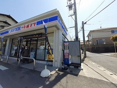 近くのコンビニまで550m（徒歩7分）