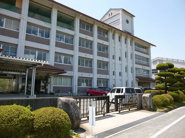近くの高屋東小学校まで550m（徒歩7分）