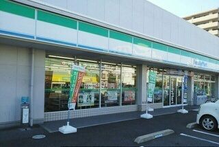 近くのファミリーマートまで140m（徒歩2分）