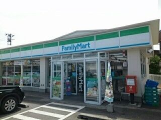 近くのファミリーマート長井中道店まで650m（徒歩9分）