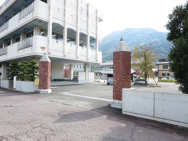 近くの三庄小学校まで450m(徒歩6分)