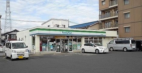 近くのファミリーマート　川口戸塚店まで300m（徒歩4分）