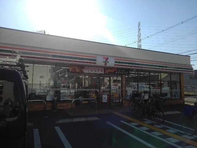 近くのコンビニまで550m（徒歩7分）