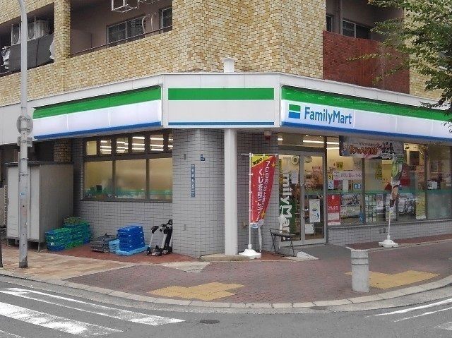 近くのファミリーマート様まで150m（徒歩2分）