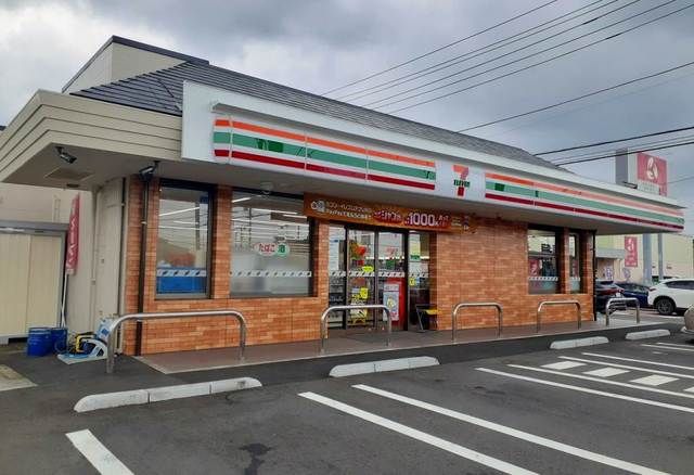 近くのセブンイレブン飯泉南店まで350m（徒歩5分）