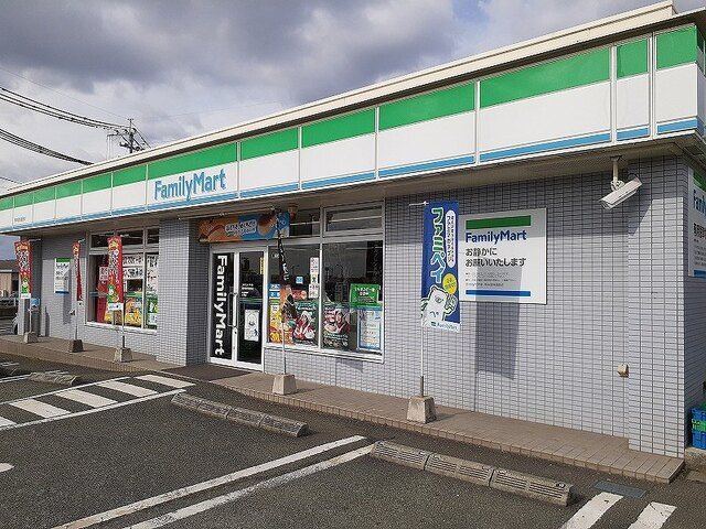 近くのファミリーマート国体道路店まで500m(徒歩7分)