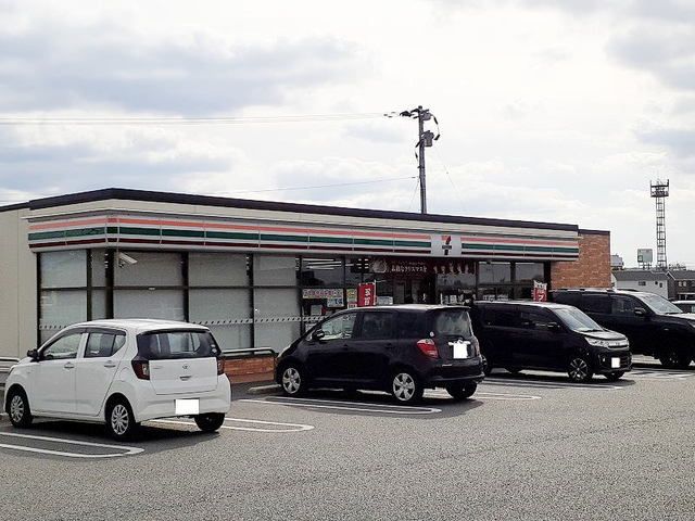 近くのセブンイレブン小山4丁目店まで500m(徒歩7分)