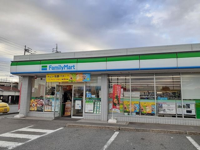 近くのコンビニまで857m（徒歩11分）