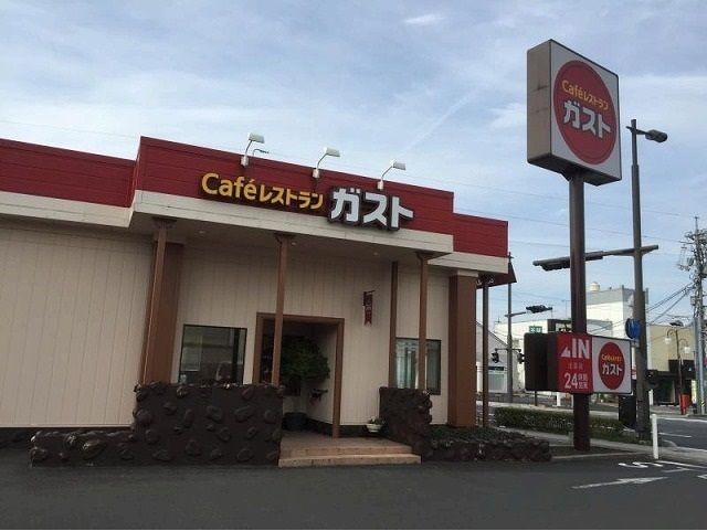 近くのガスト出雲店まで500m（徒歩7分）