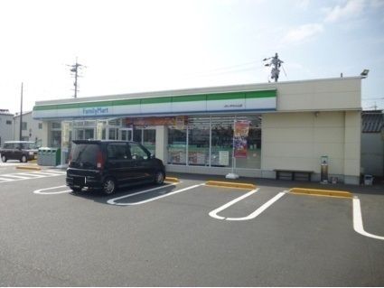 近くのファミリーマート小山店まで600m（徒歩8分）