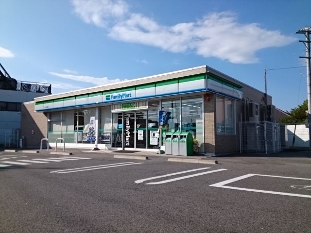 近くのファミリーマートまで300m（徒歩4分）