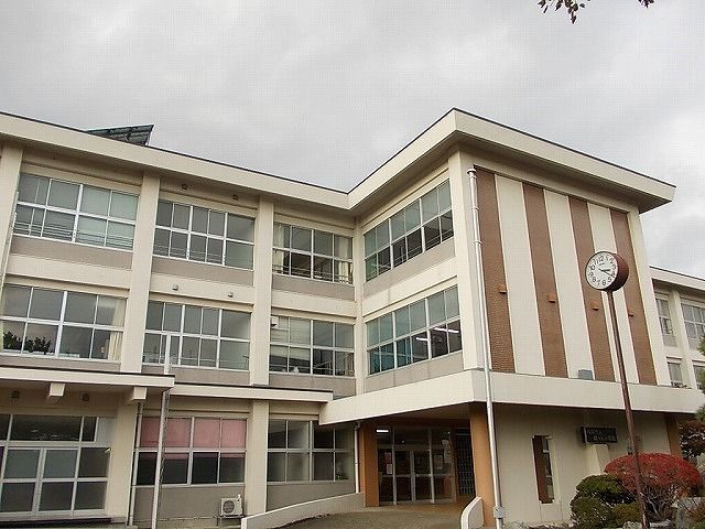 近くの鶴ケ丘小学校まで750m(徒歩10分)