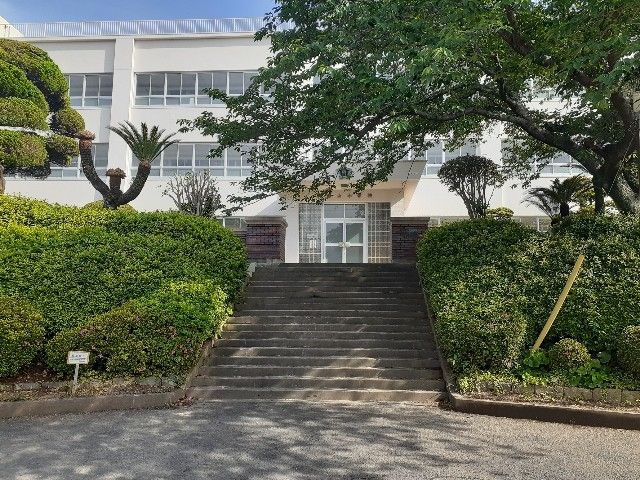 近くの真津山小学校まで1,000m（徒歩13分）