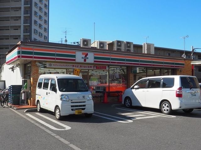 近くのセブンイレブン八潮垳店まで180m（徒歩3分）