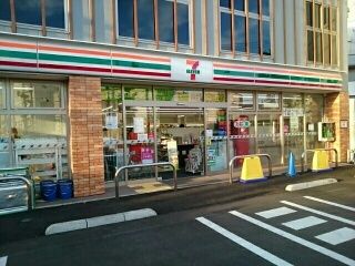 近くのコンビニまで120m（徒歩2分）