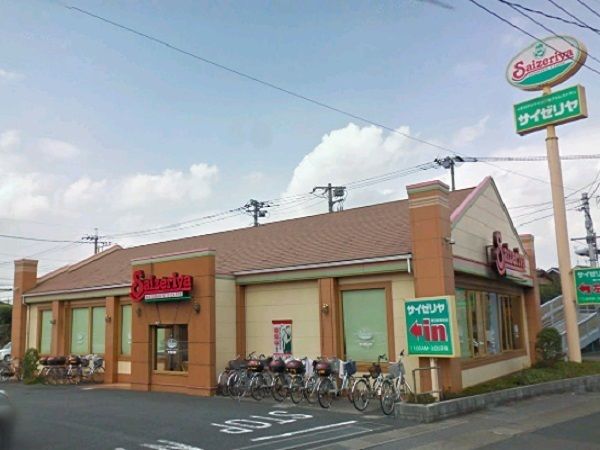近くのサイゼリヤまで750m（徒歩10分）