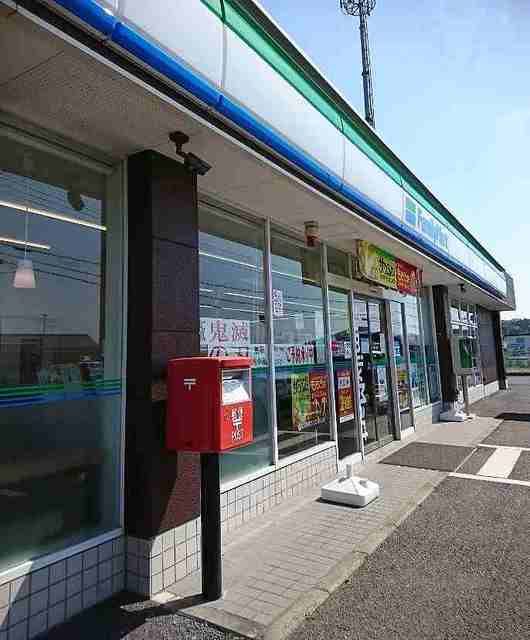 近くのファミリーマート市原山倉店まで600m（徒歩8分）