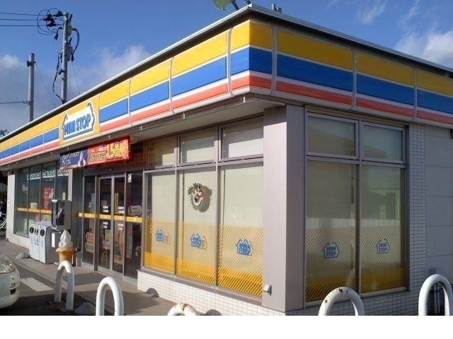 近くのミニストップ二本松向原店まで800m（徒歩10分）