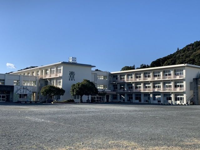 近くの森小学校まで700m（徒歩9分）