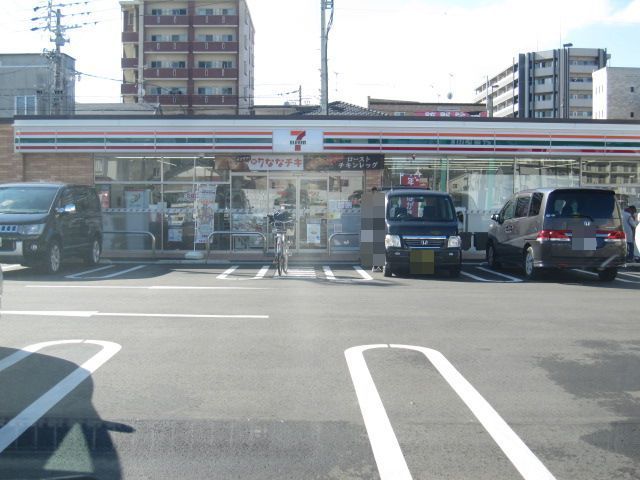 近くのセブンイレブン大坪店まで500m（徒歩7分）