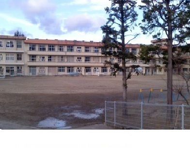 近くの渡利小学校まで2,100m（徒歩27分）