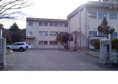 近くの渡利中学校まで1,700m（徒歩22分）