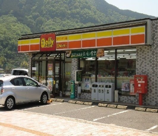 近くのデイリーヤマザキまで600m（徒歩8分）